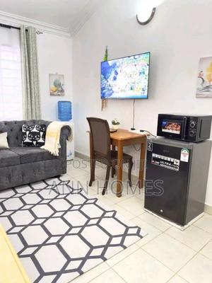 Pretty One Bedroom Airbnb - thumbnail 2