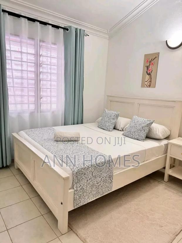 Pretty One Bedroom Airbnb - thumbnail 3