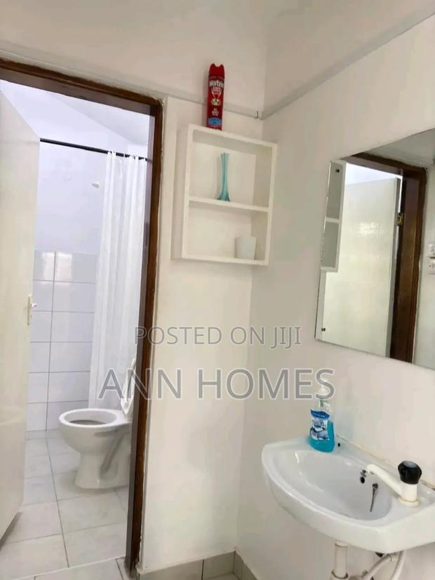 Pretty One Bedroom Airbnb - thumbnail 5