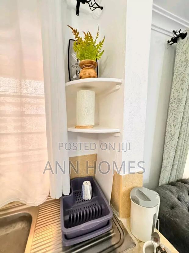 Pretty One Bedroom Airbnb - thumbnail 6