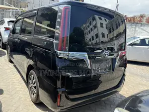 Toyota Esquire 1.8 FWD Hybrid (7 seater) 2018 Black
