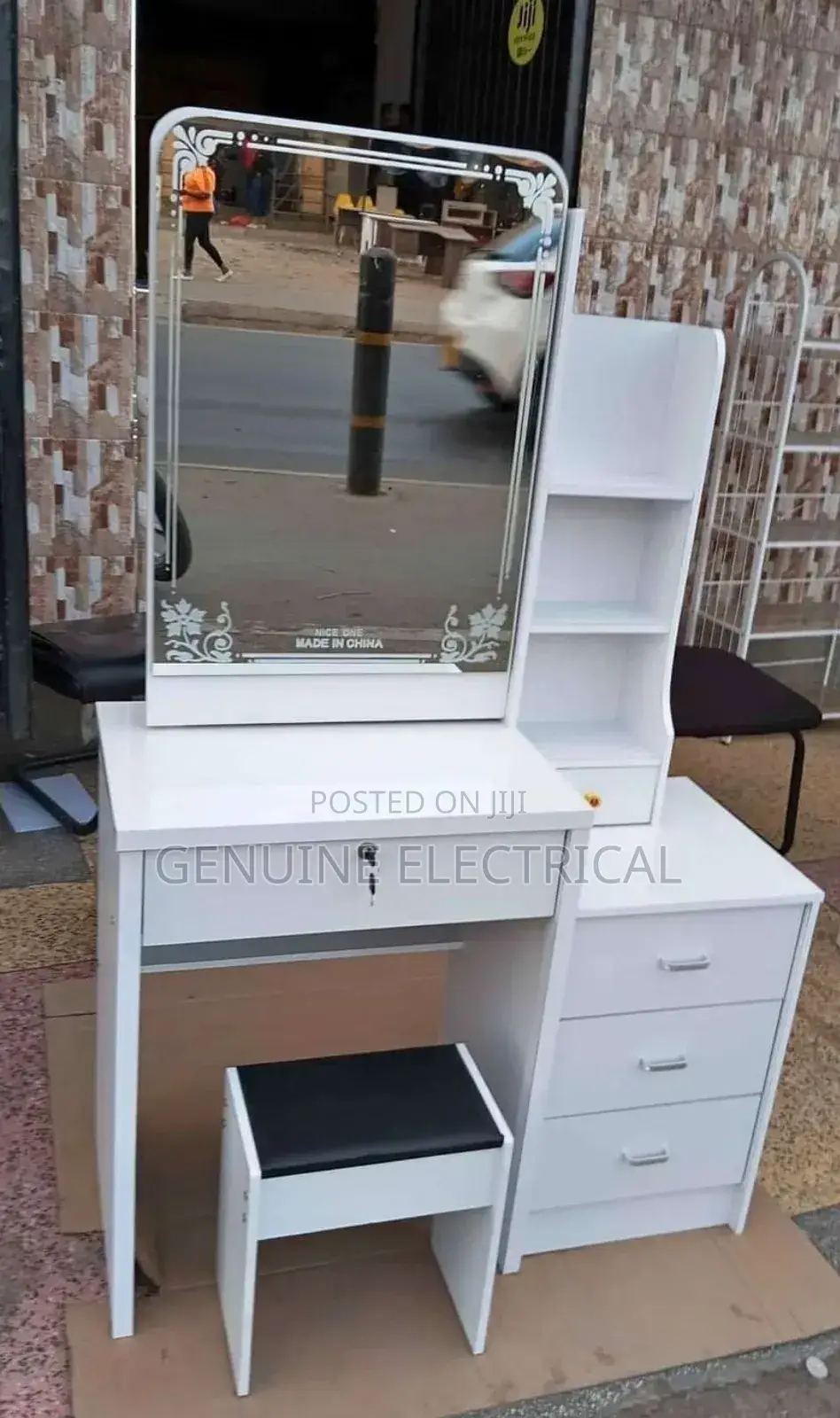 Dressing Room Table With Sliding Mirror
