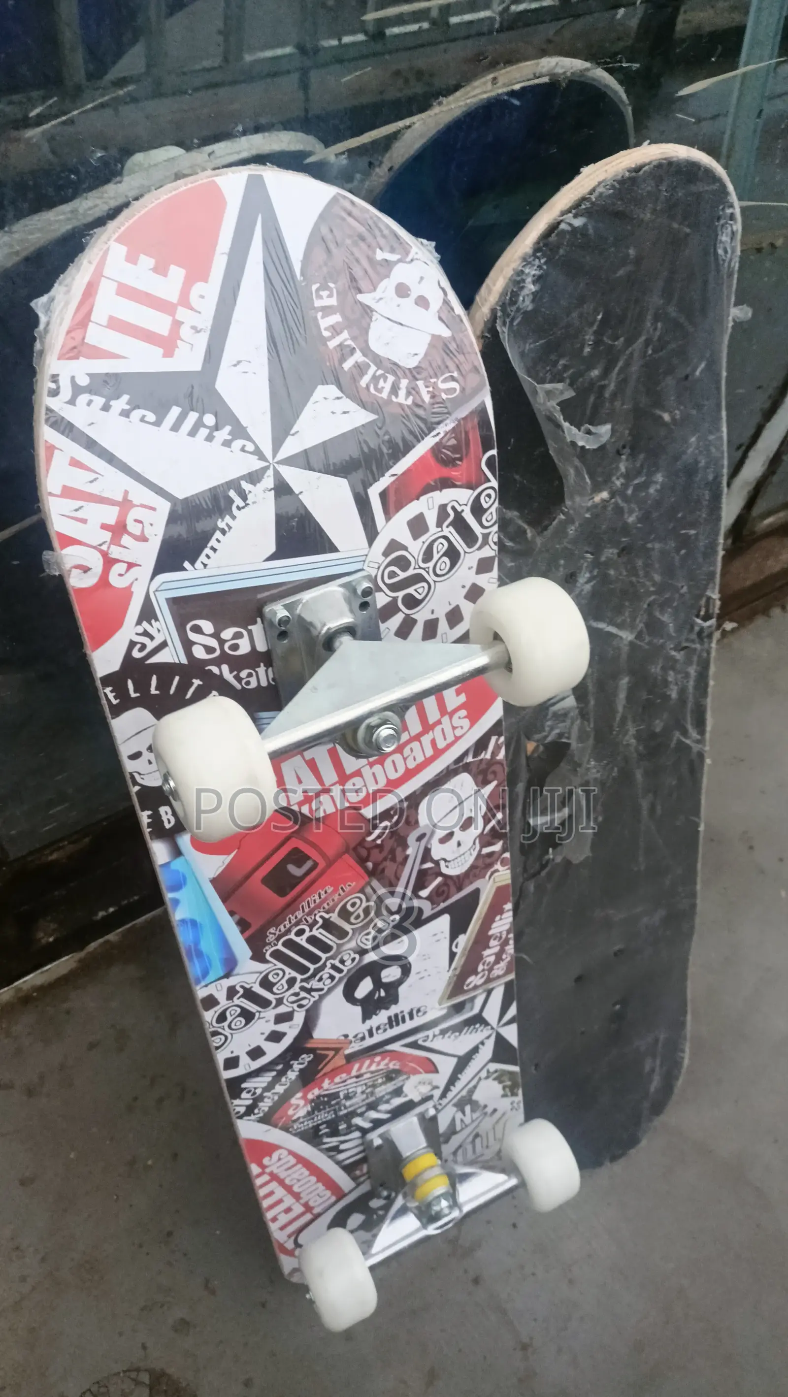 Pro-Style Adult Skateboard – Perfect for Tricks and Cruising