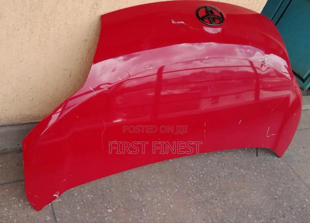 Toyota Porte Bonnet