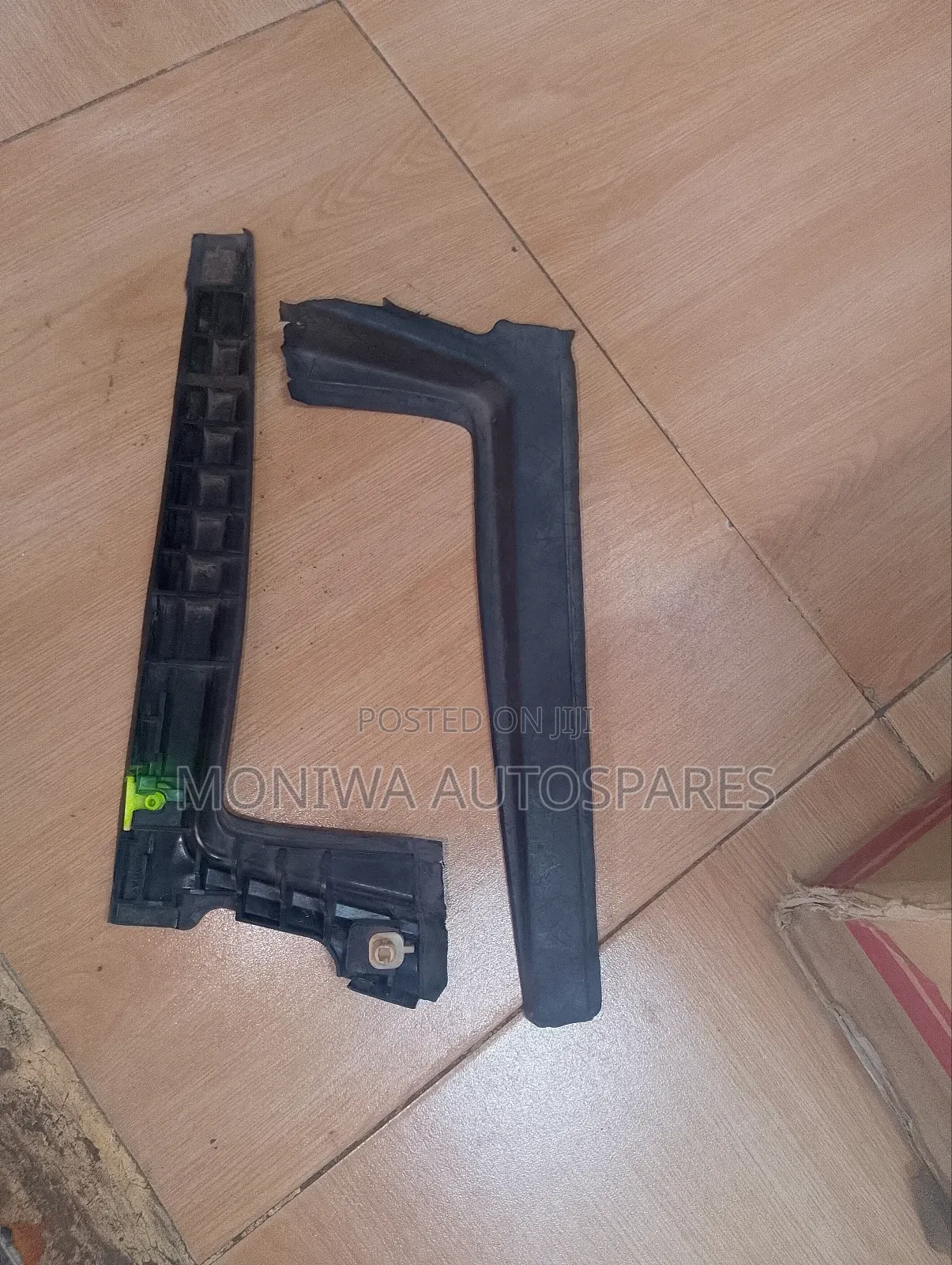 Condom/Wind Screen Finisher Subaru Trezia