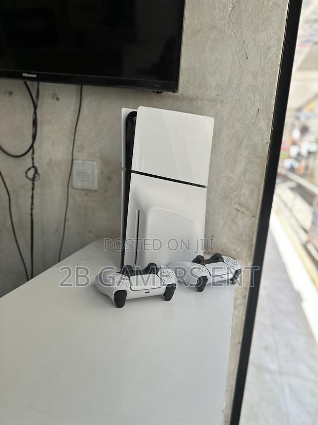 Ps5 Slim Used, 2 Pads - thumbnail 3