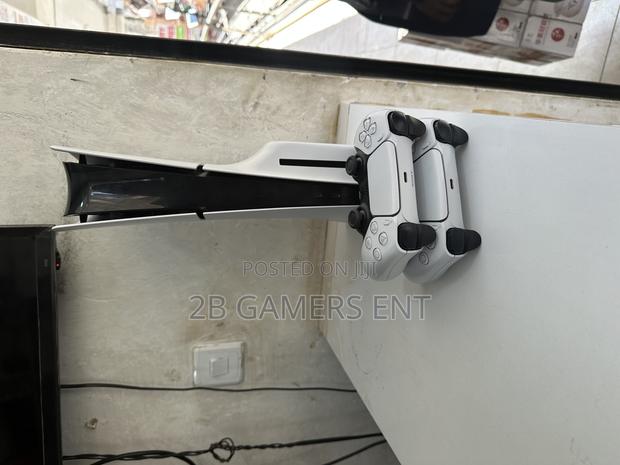 Ps5 Slim Used, 2 Pads - thumbnail 2