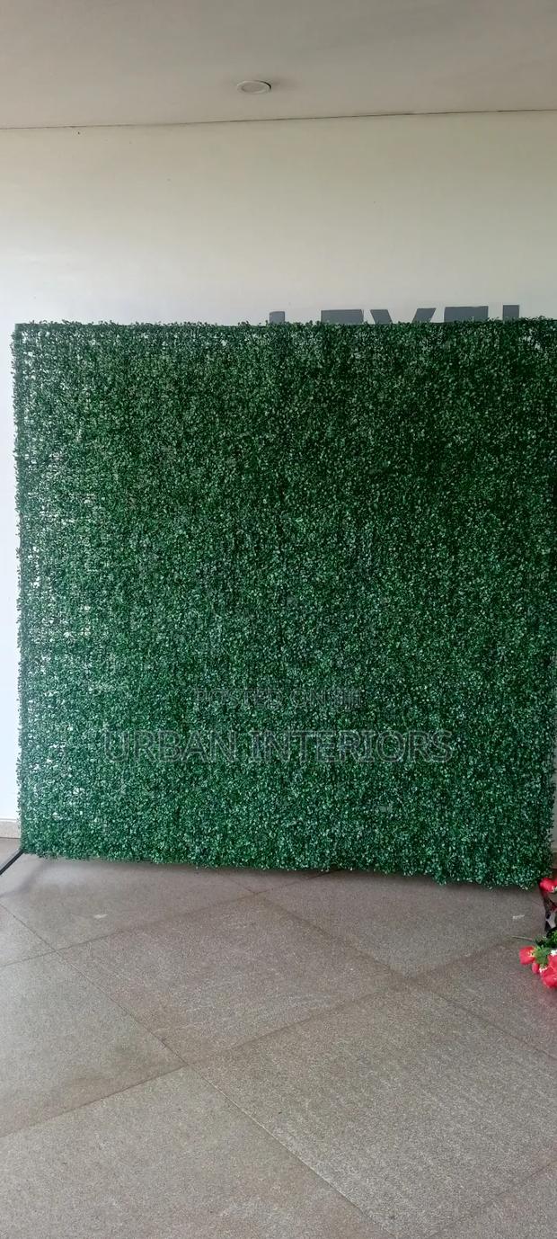 Artificial Green Hedges for Photoshoot Backgrounds