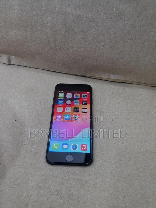 Apple iPhone SE (2020) 64 GB Black - main view