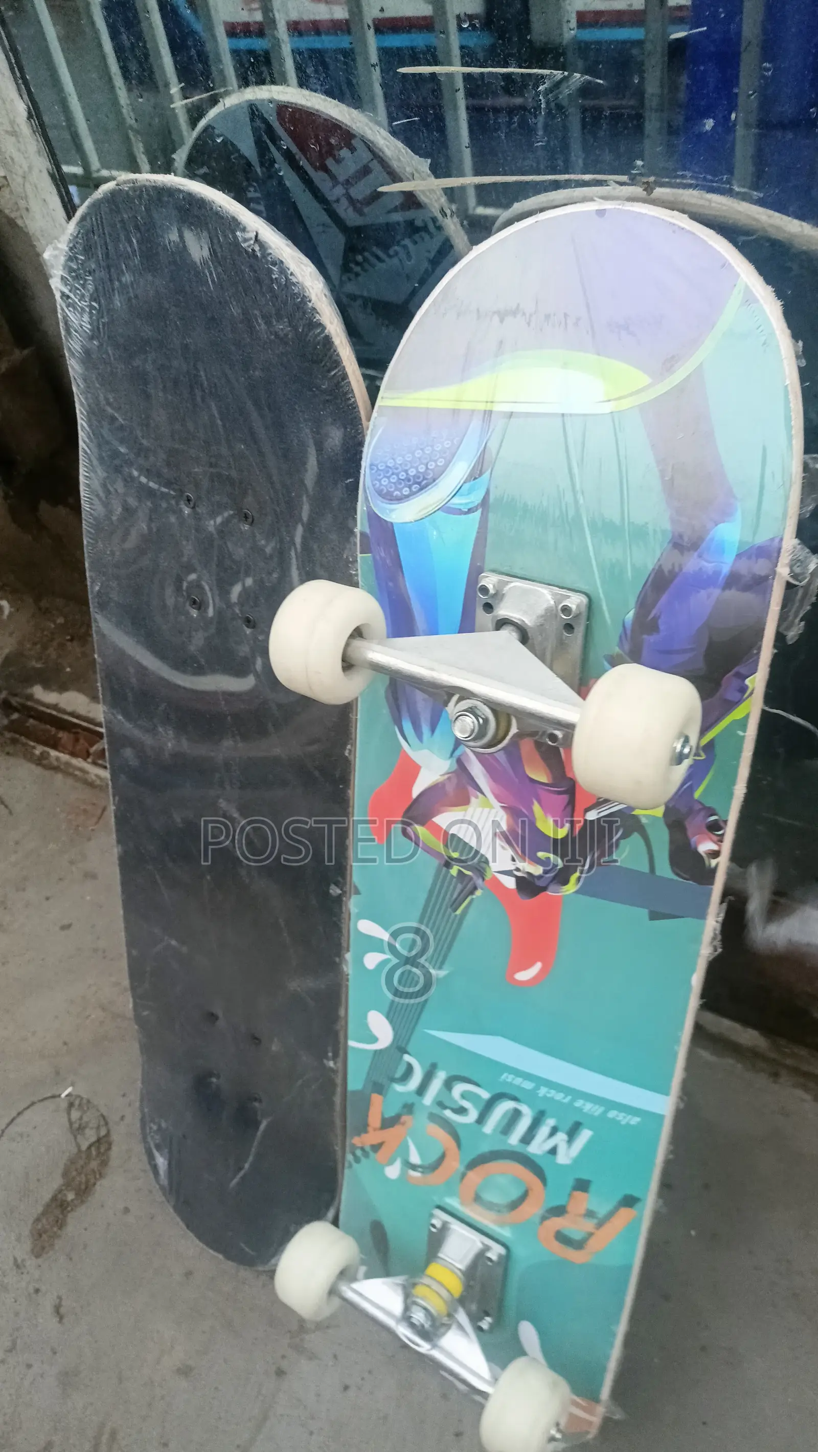 Stylish Adult Skateboard – Designed for Effortless Riding
