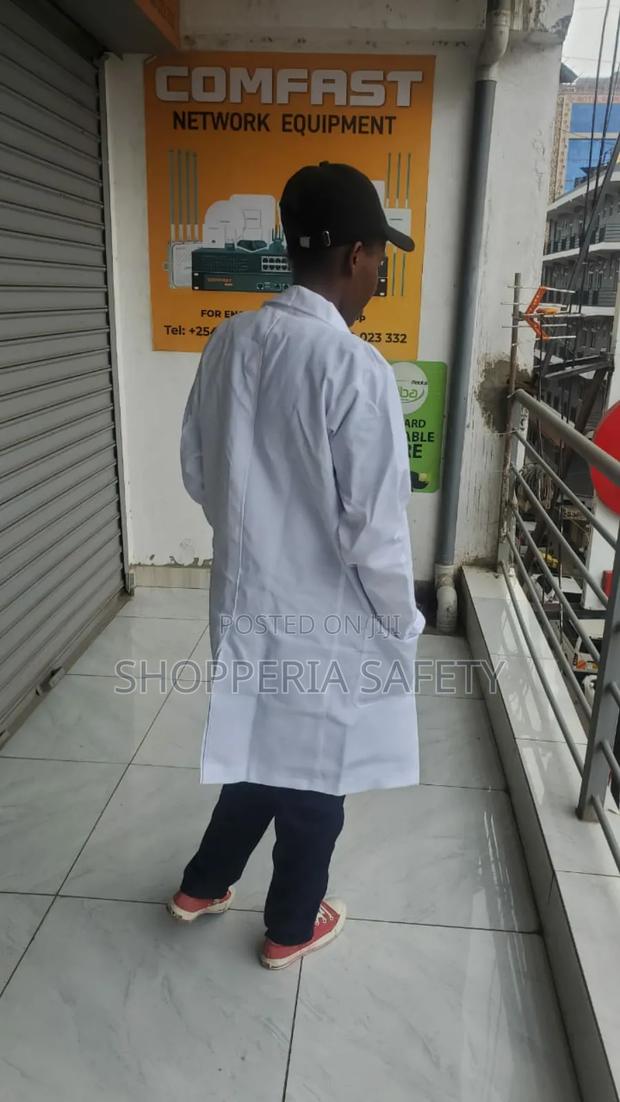 White Dustcaots/ Labcoats - thumbnail 3