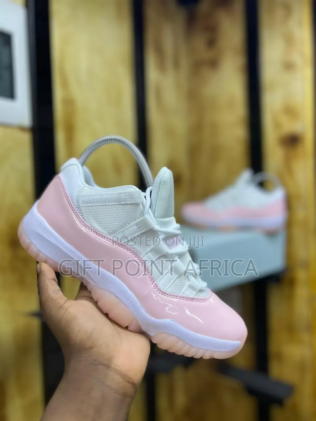 Ladies/Women Jordan 11 Sneakers