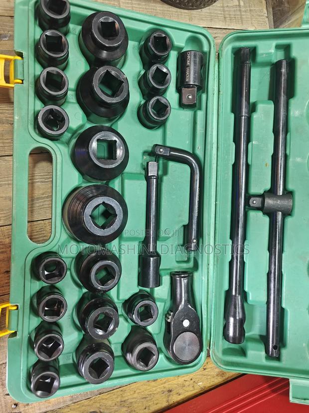 26 Piece 3/4" Spanner Socket Kit, Ratchet and Extension Bars - main view
