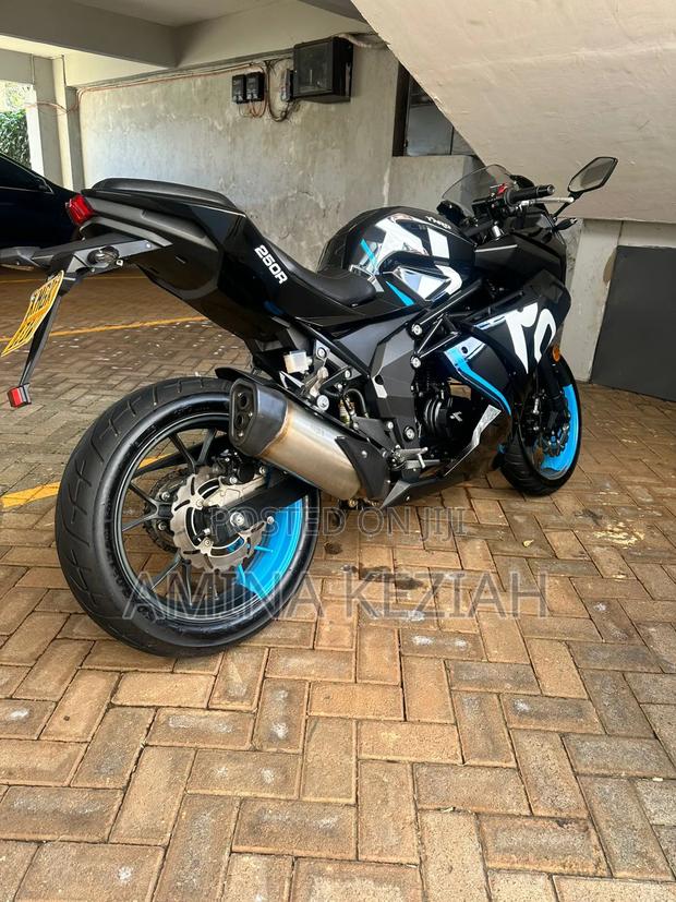 Motorcycle 2022 Silver - thumbnail 2