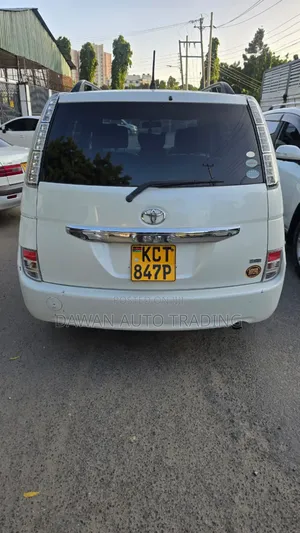 Toyota ISIS 2012 White
