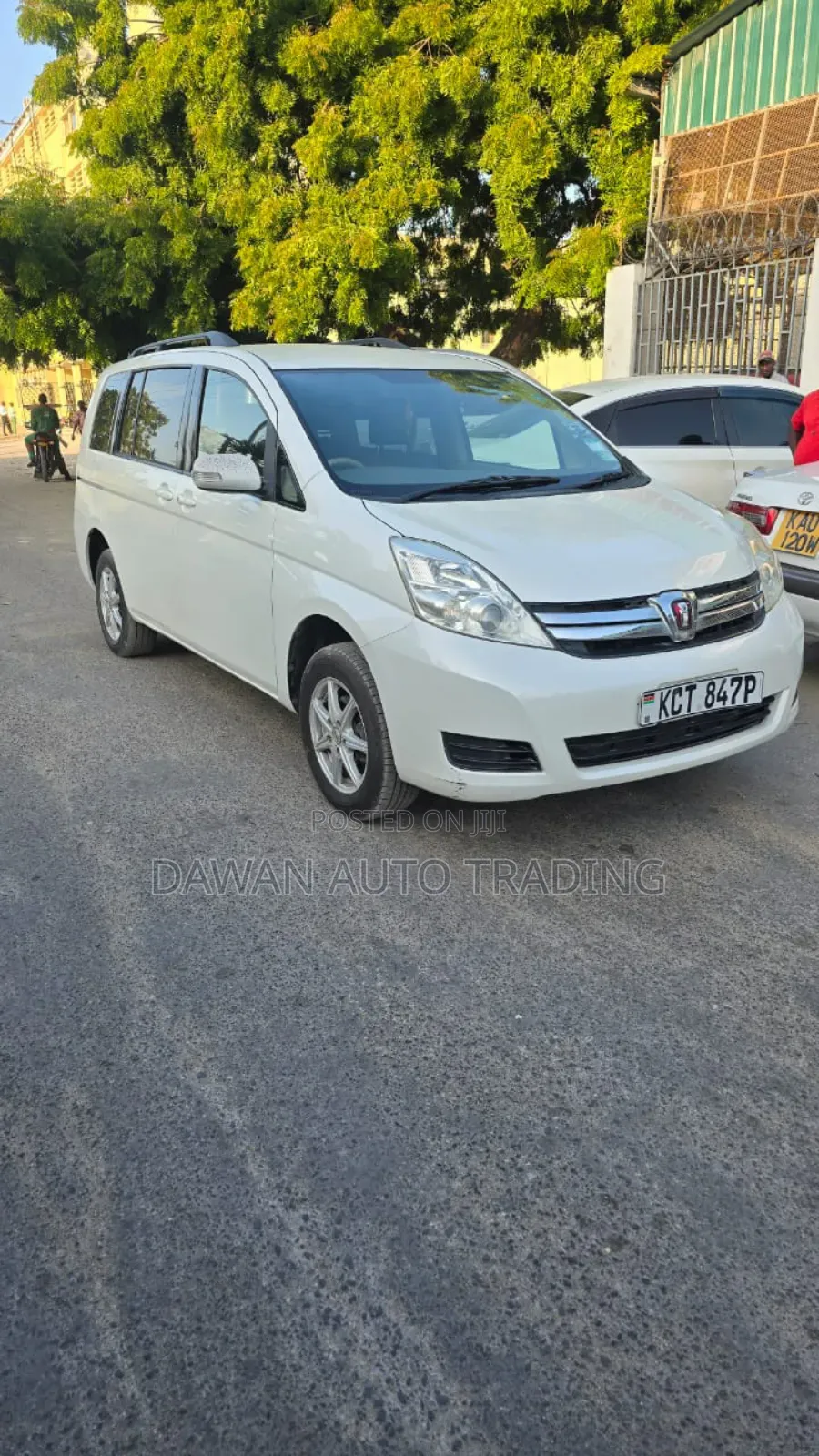 Toyota ISIS 2012 White