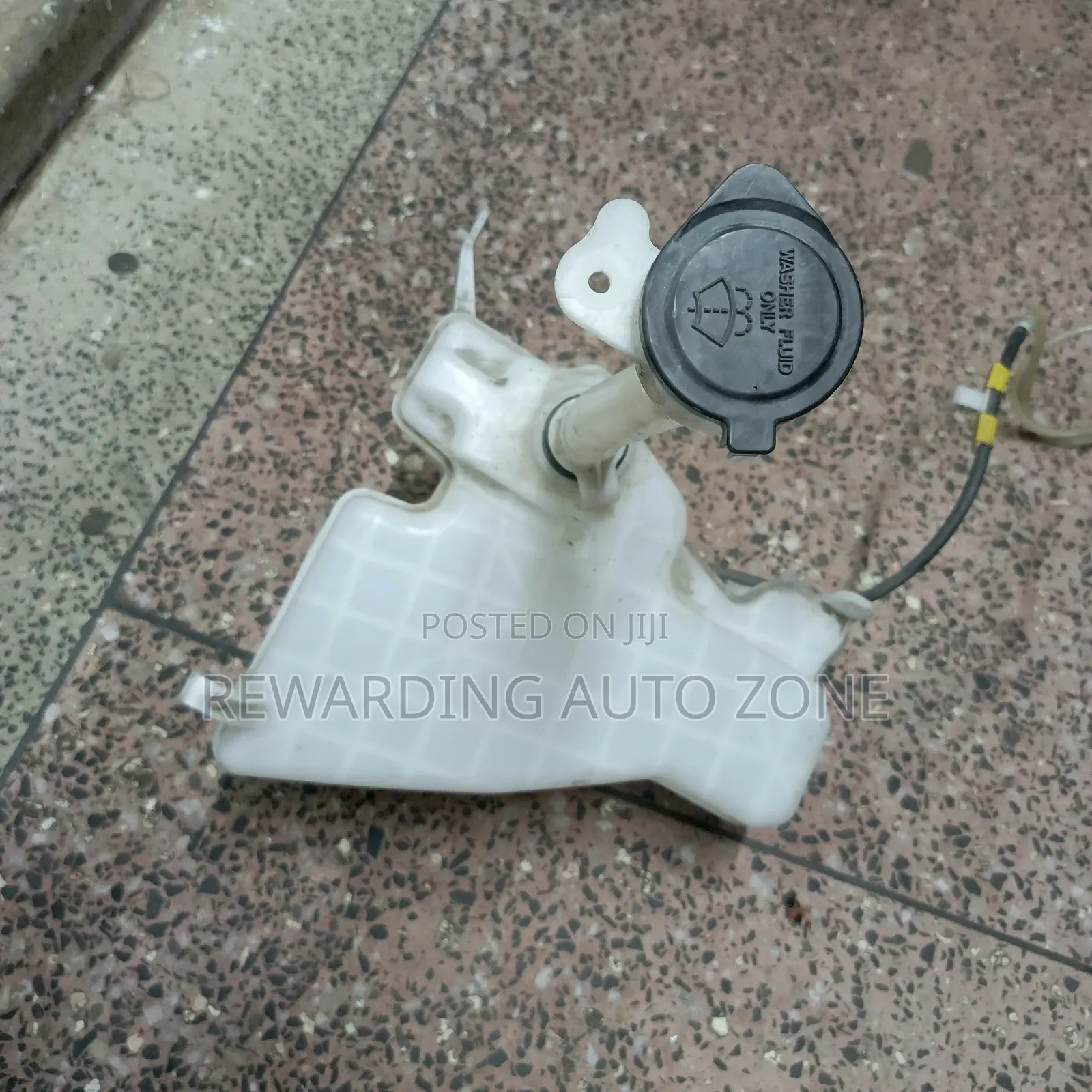 Toyota Crown Athletee 2016 Wiper Bottle