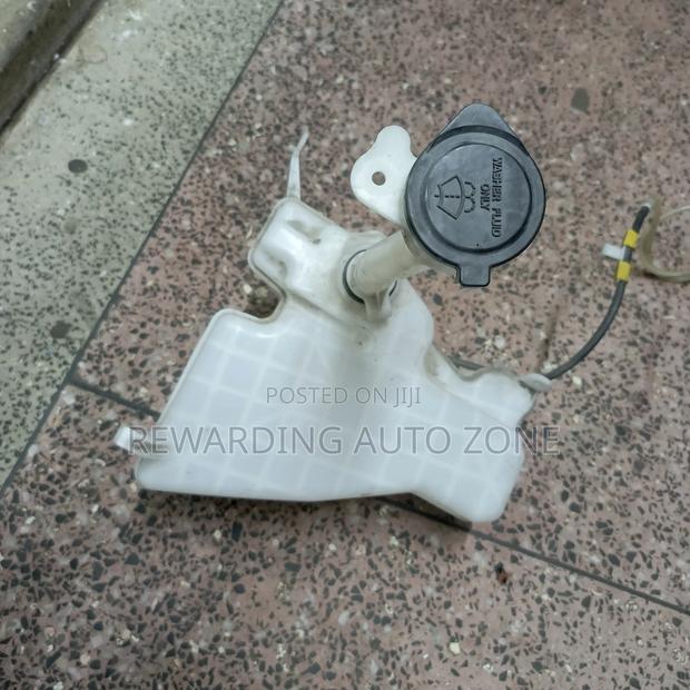 Toyota Crown Athletee 2016 Wiper Bottle