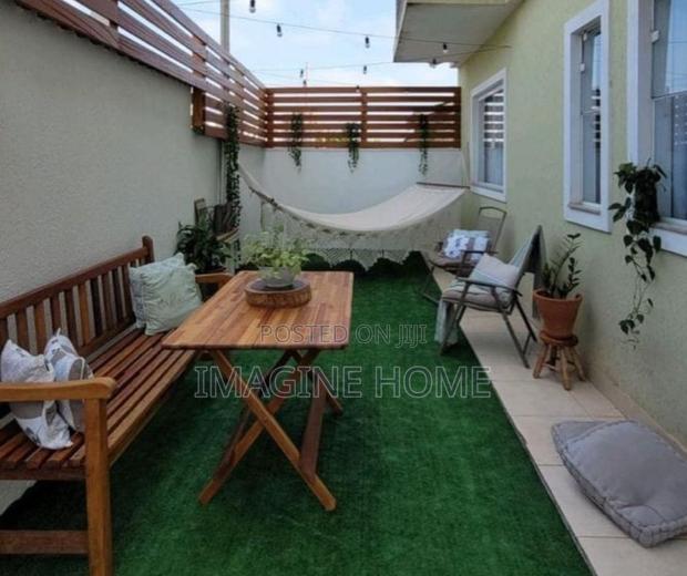 Beautiful Backyard With Artificial Grass Carpet