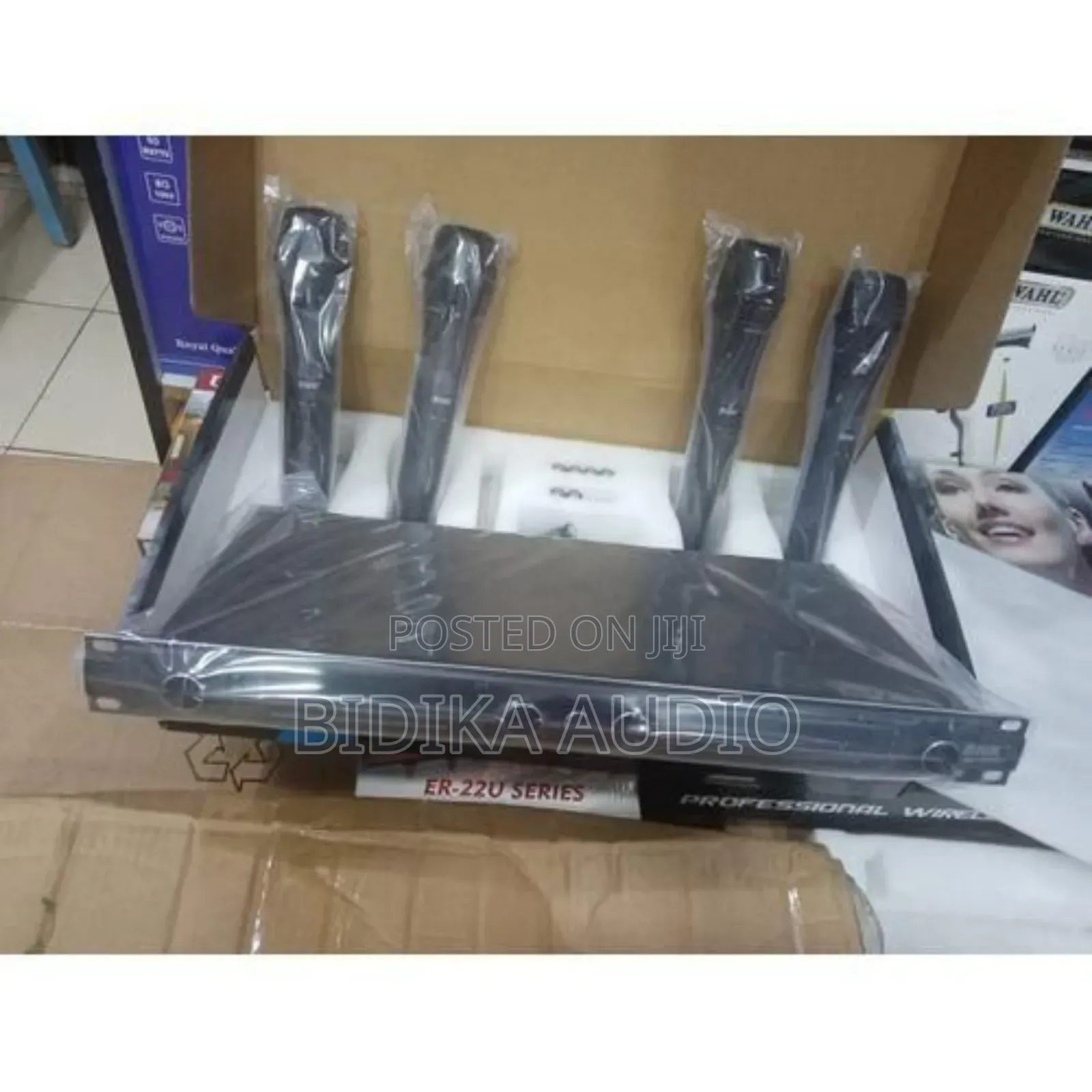 BNK Bk-4000 Professional 4 Channels Wireless Microphone