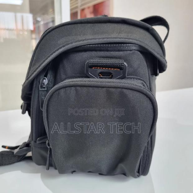 Amazon Basic Camera Bag for Heavy-Duty Cameras - thumbnail 5