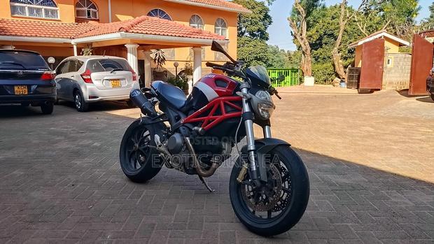 Ducati 2010 Red - thumbnail 2
