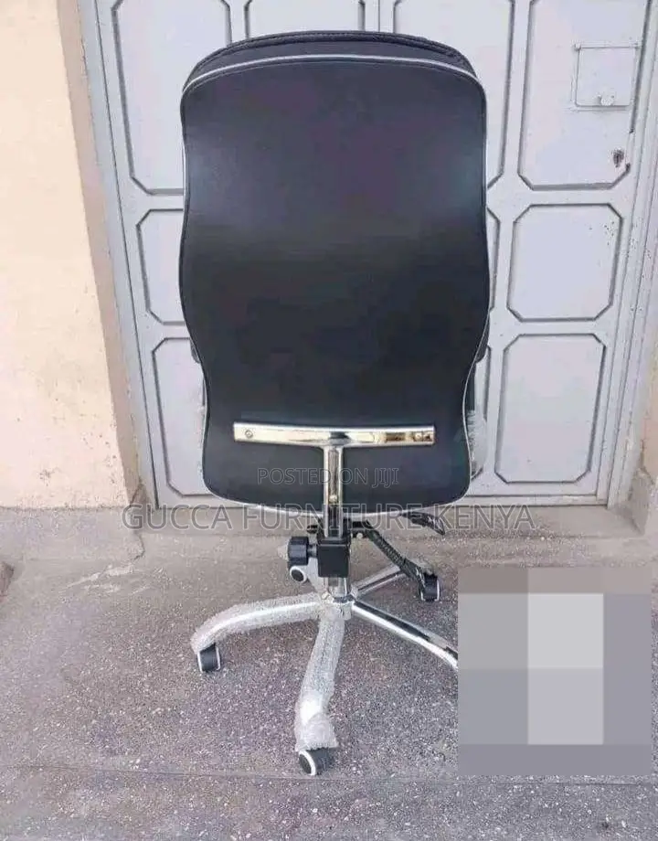 Office Chairs:Leather Generic Layback Swivel Executive Chair