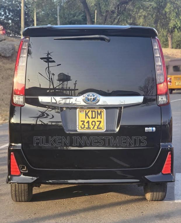 Toyota Voxy 2017 Black - thumbnail 3