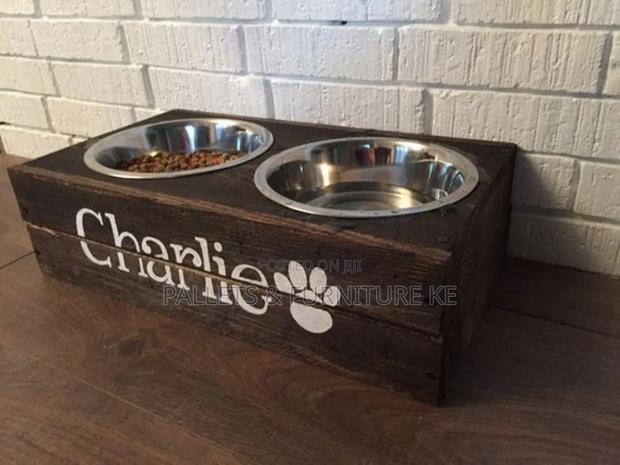 Stable And Comfortable Dog Feeder - main view