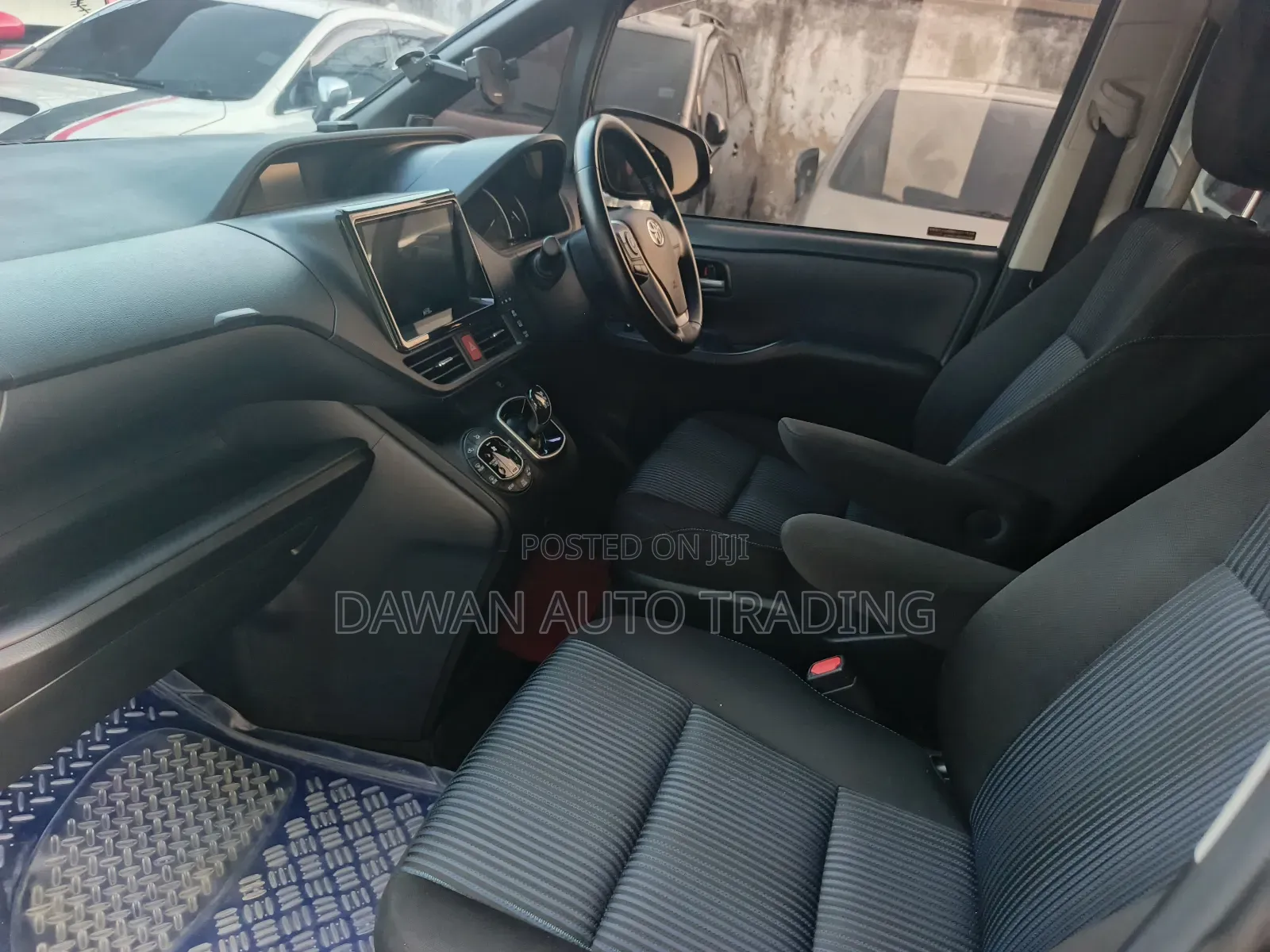 Toyota Noah 1.8 FWD Hybrid (7 seater) 2016 Black