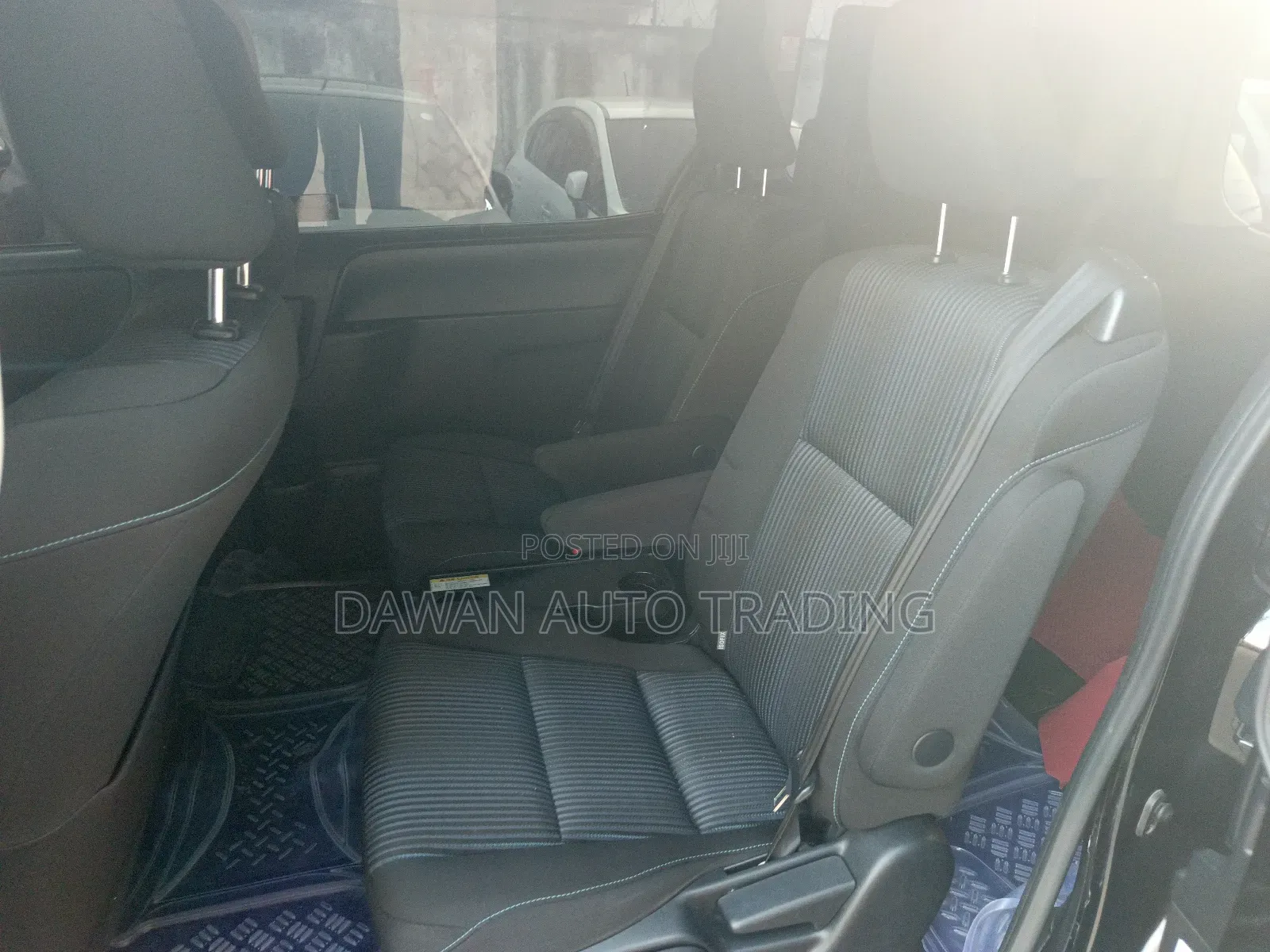 Toyota Noah 1.8 FWD Hybrid (7 seater) 2016 Black