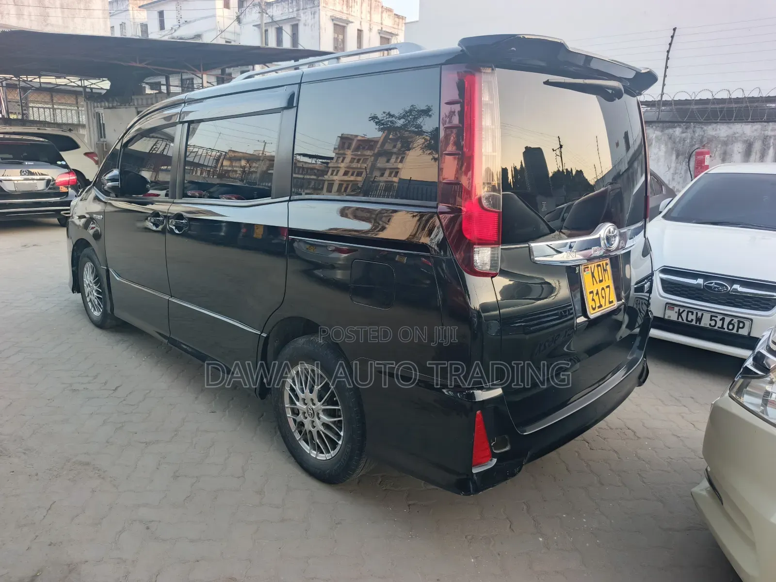 Toyota Noah 1.8 FWD Hybrid (7 seater) 2016 Black