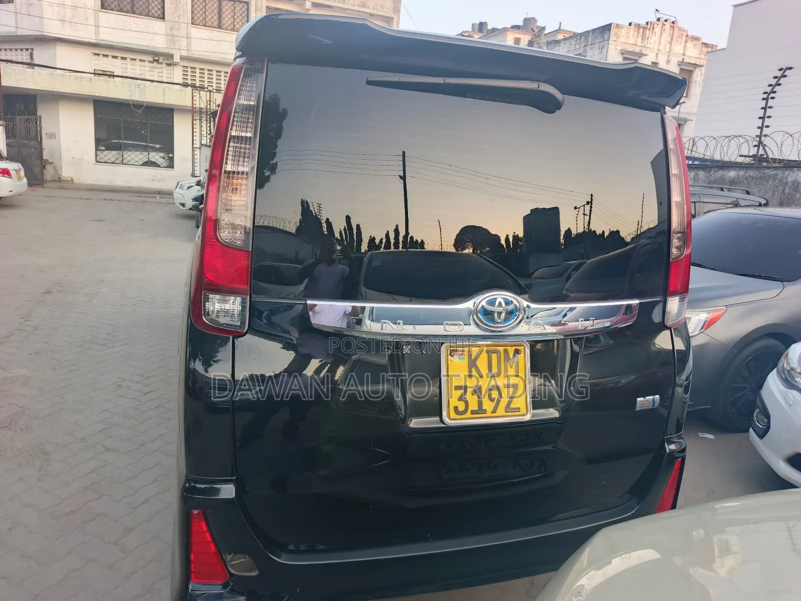 Toyota Noah 1.8 FWD Hybrid (7 seater) 2016 Black