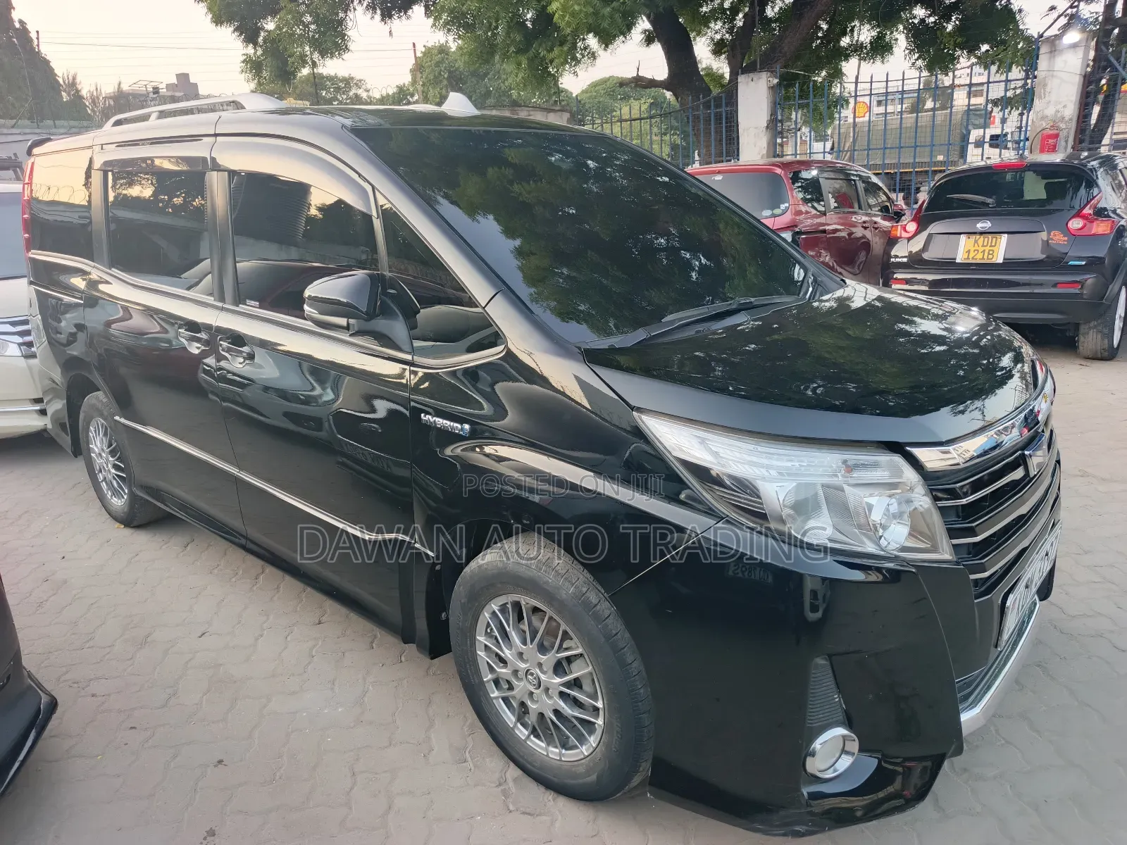 Toyota Noah 1.8 FWD Hybrid (7 seater) 2016 Black