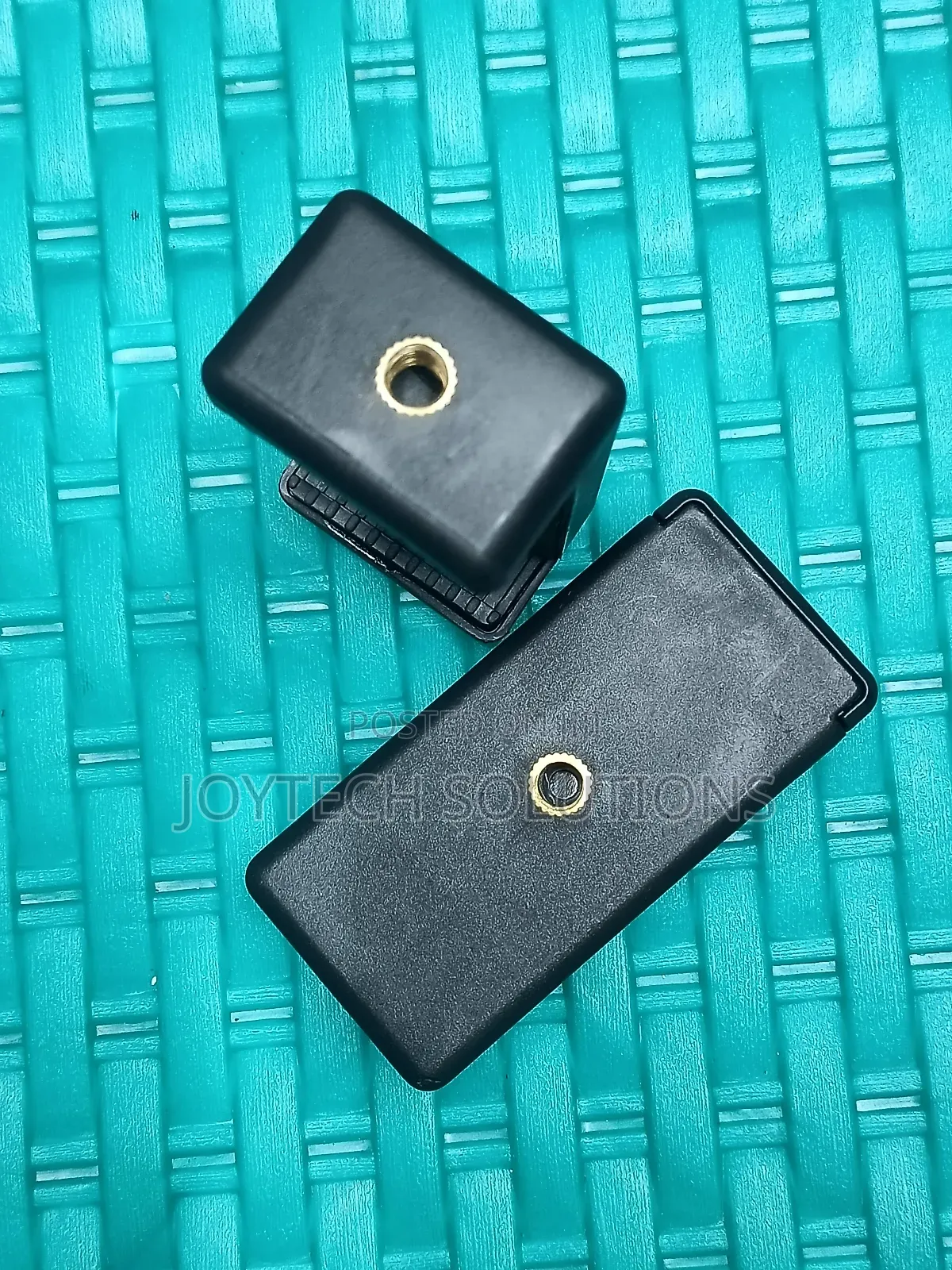 Phone Holder Clip Is Mounted on the Tripod Stand