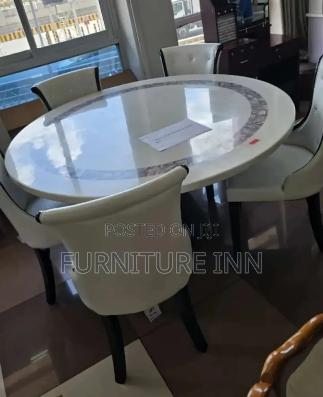 Sleeky Dinning Table With Chairs