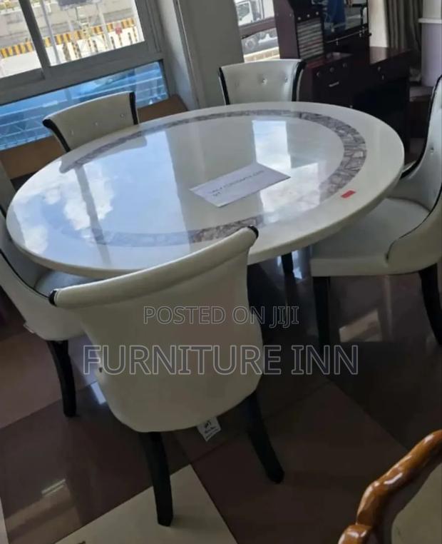 Sleeky Dinning Table With Chairs