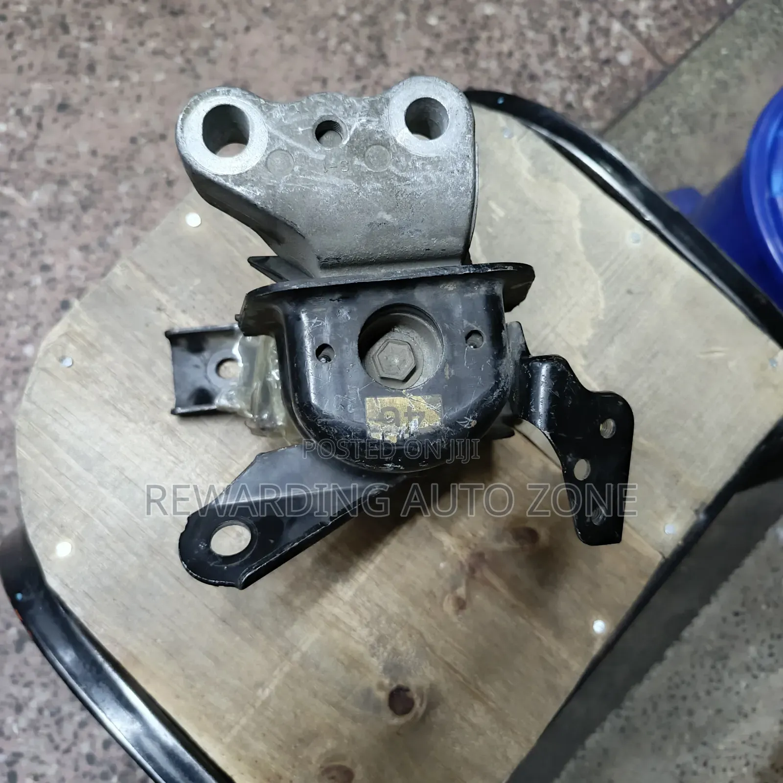 Axio 2010 Engine Mountaing