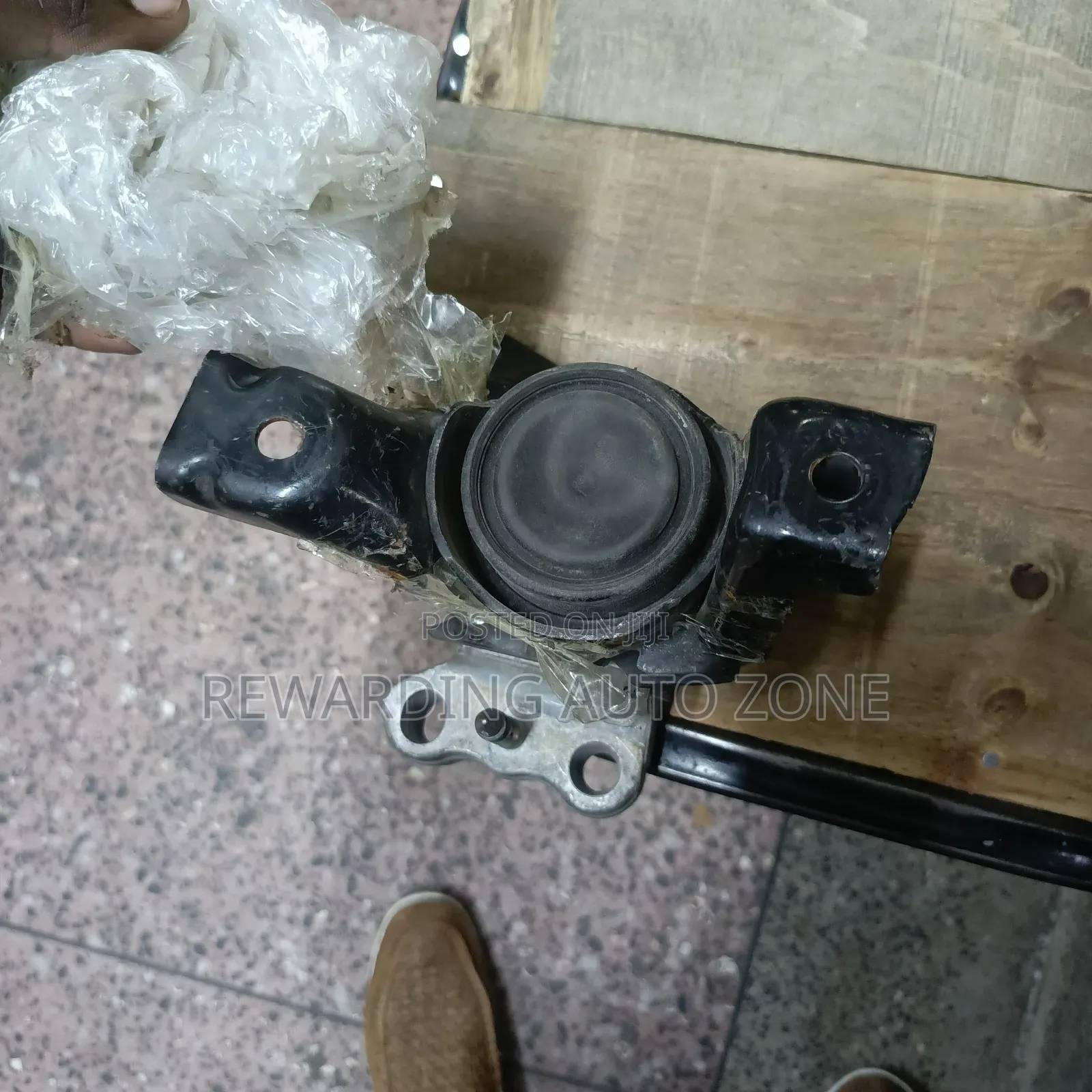 Axio 2010 Engine Mountaing