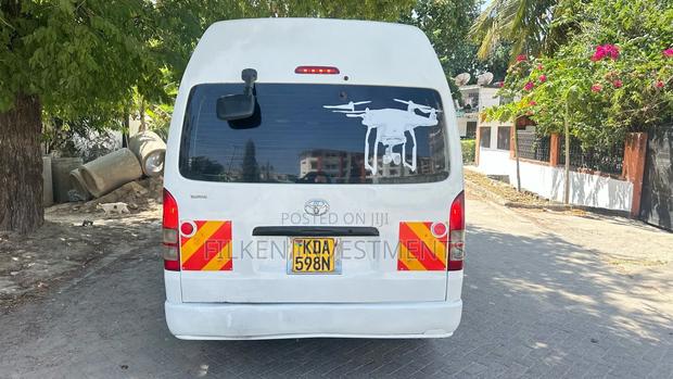 Toyota HiAce 2014 White - thumbnail 2