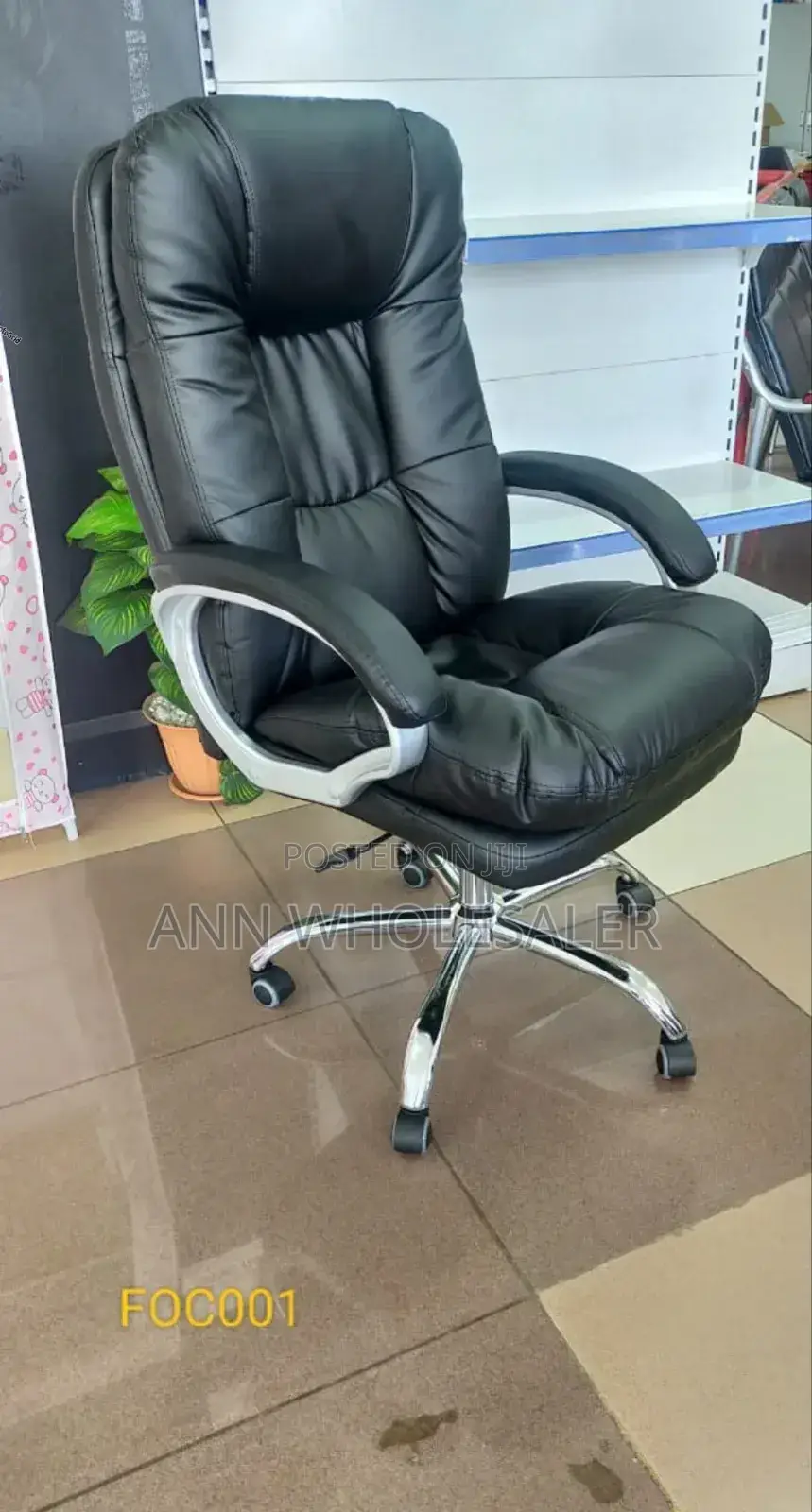 Black Rotating Office Chair/ Executive