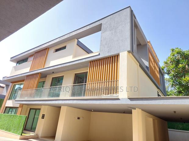 5bdrm Villa in Lavington for sale - main view