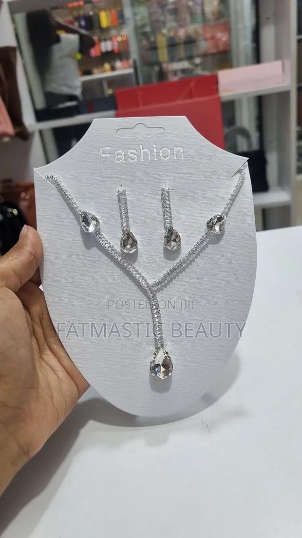 Elegant Piece of Jewellery - thumbnail 2