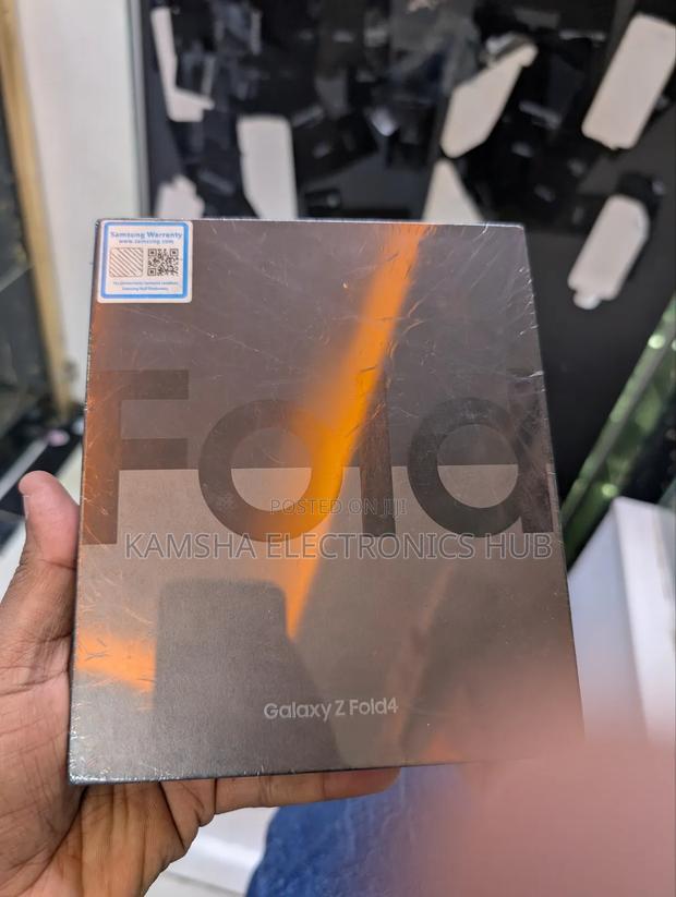New Samsung Galaxy Z Fold4 256 GB Silver - main view