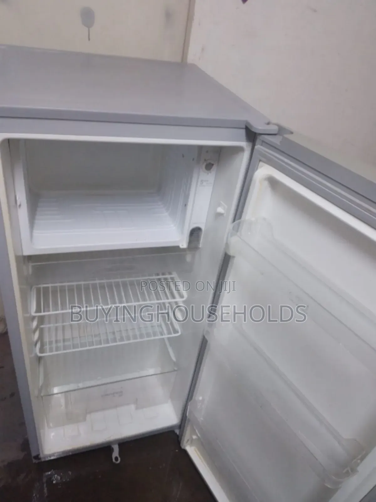 Von Hotpoint 190L Fridge