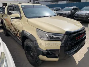 Toyota Hilux 2017 Yellow