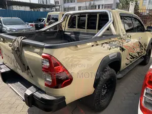 Toyota Hilux 2017 Yellow