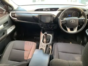 Toyota Hilux 2017 Yellow