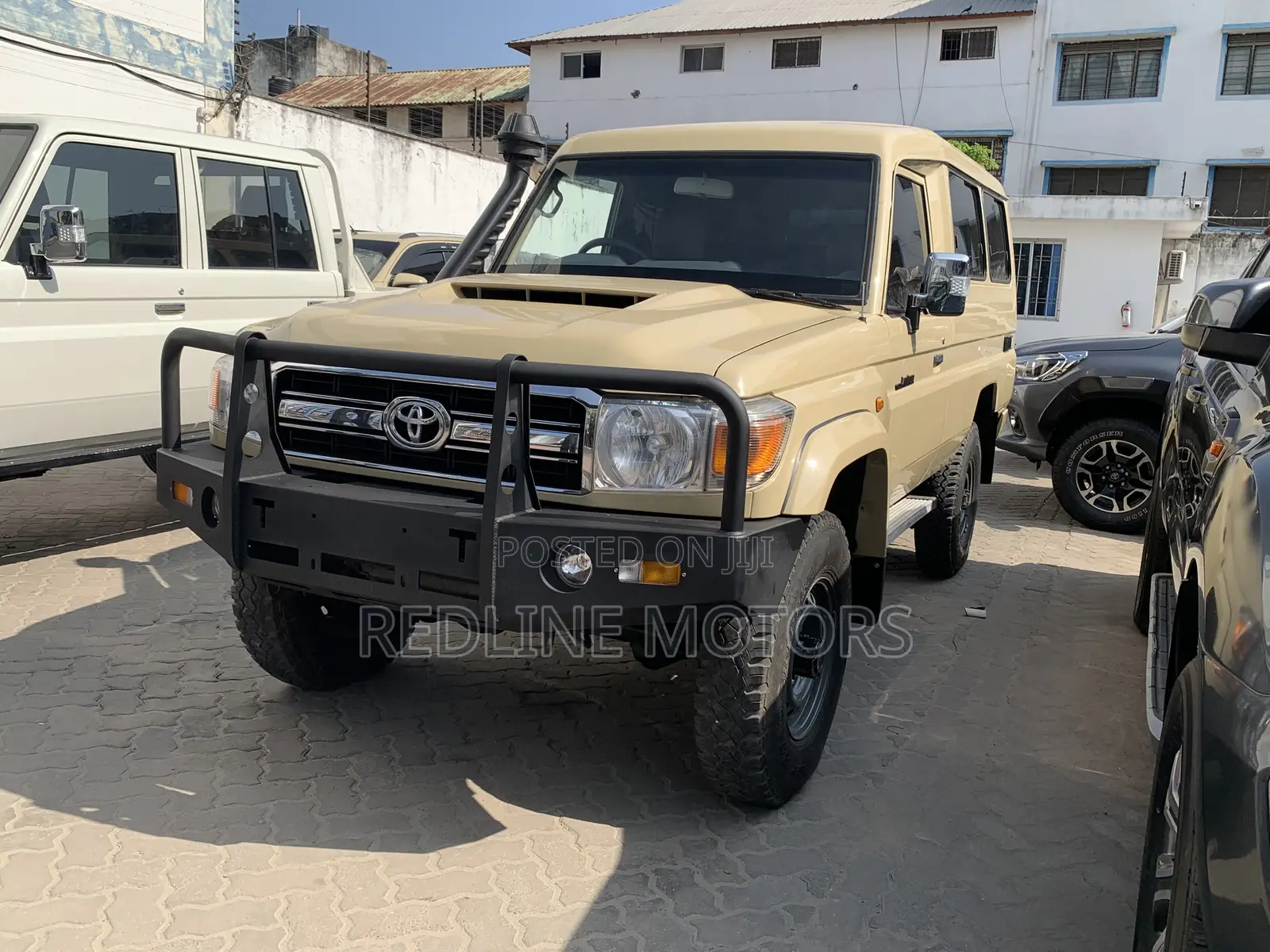 Toyota Land Cruiser 4.6 V8 GX 2016 Yellow