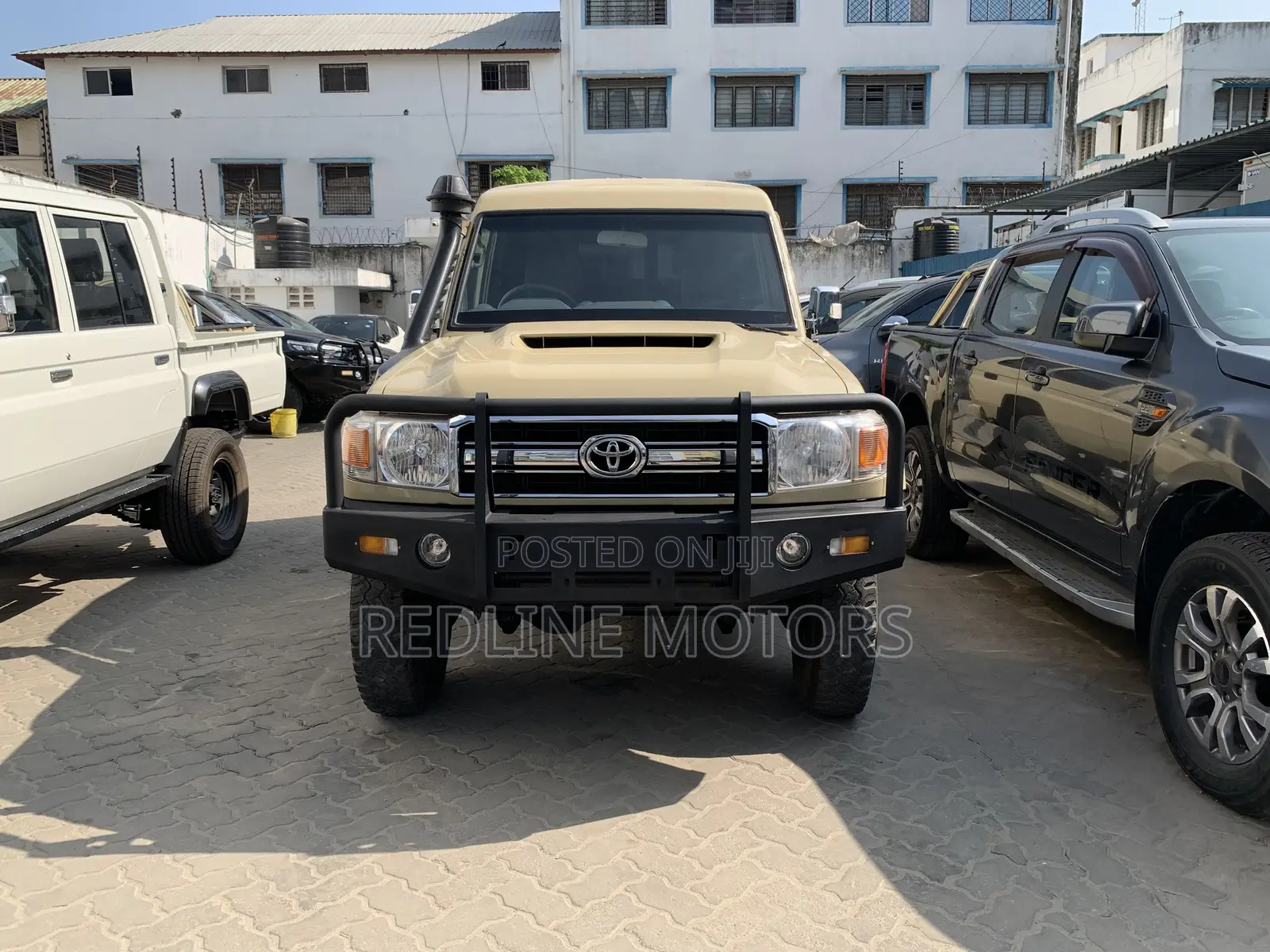 Toyota Land Cruiser 4.6 V8 GX 2016 Yellow